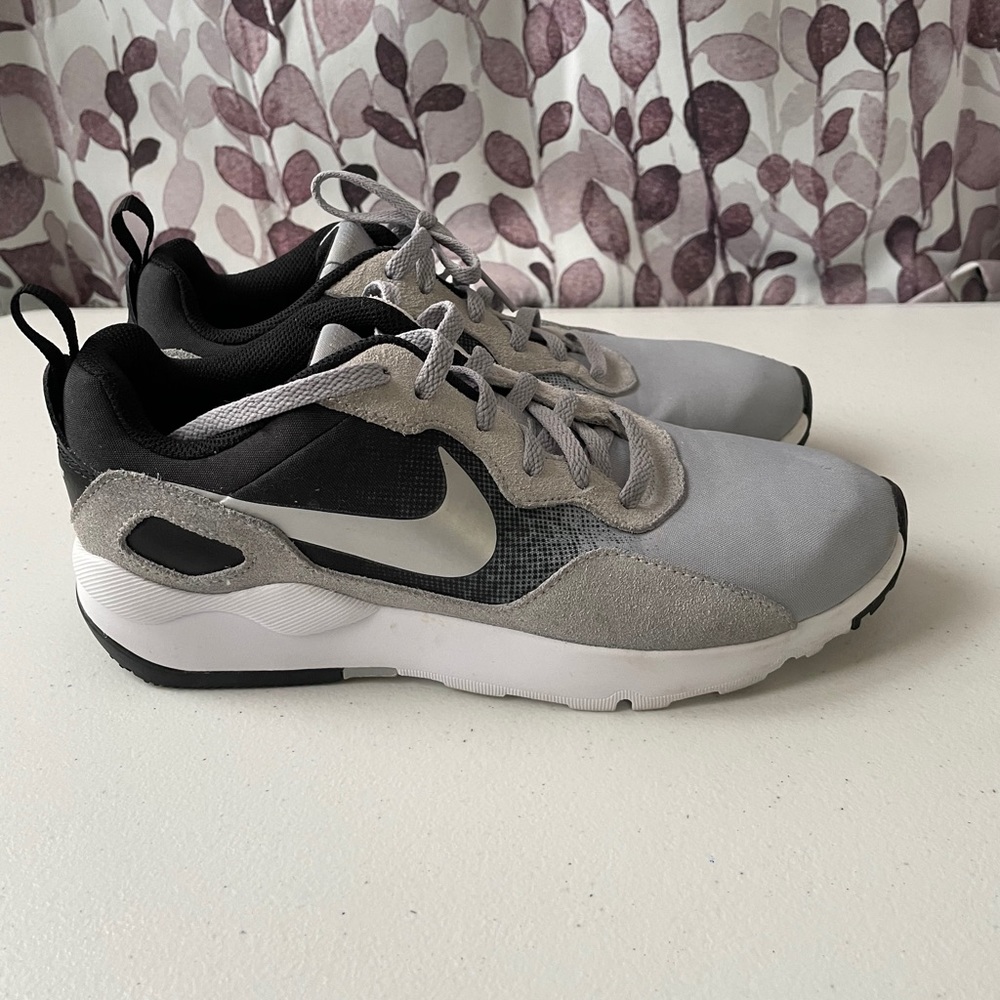 Nike grey sneakers